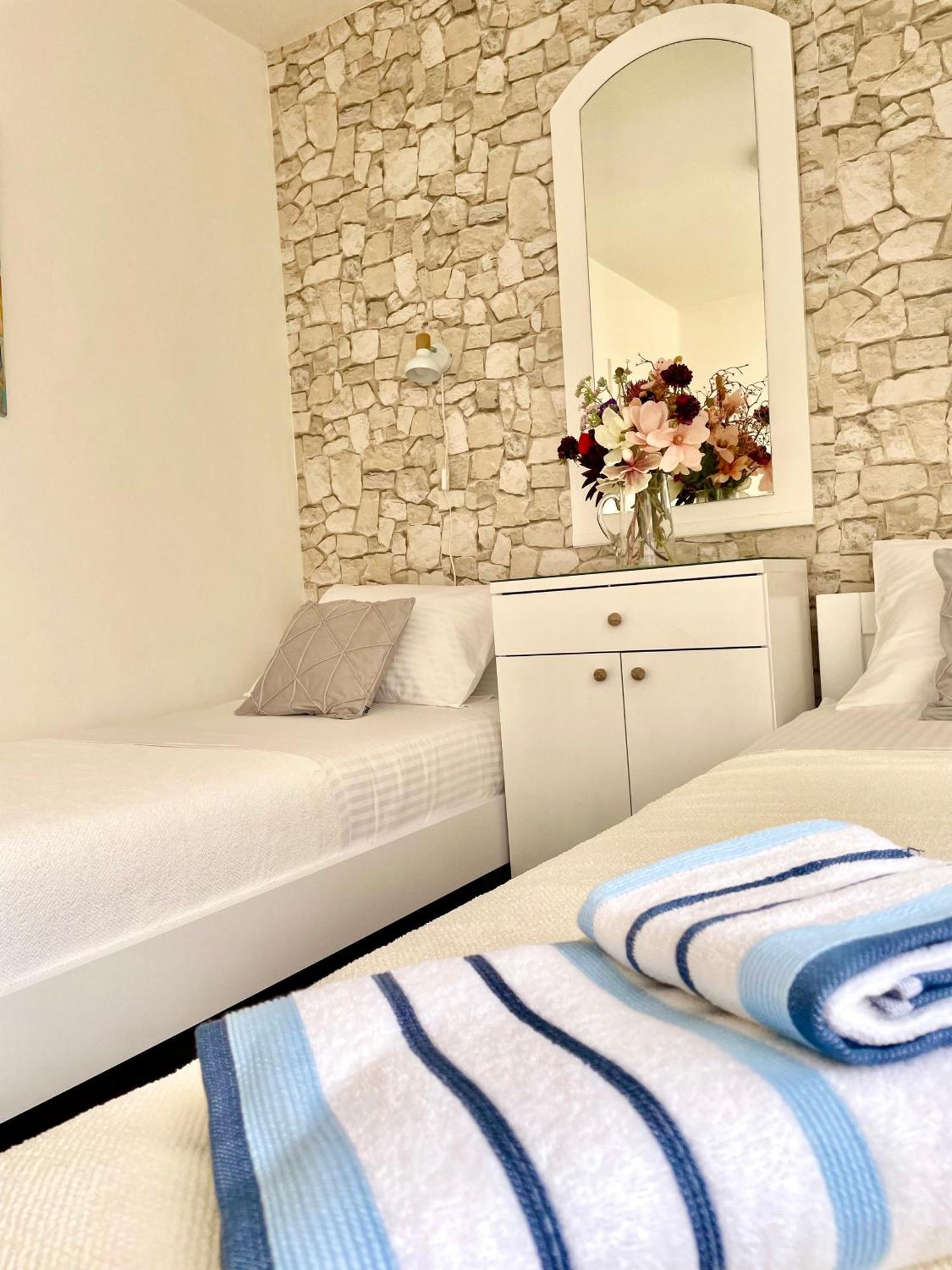 Dinka Old Town Apartment With Sea View Trogir Ngoại thất bức ảnh